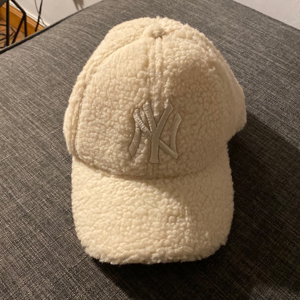 BRAND NEW Cream New York Yankee adjustable hat